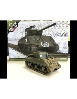 ACADEMY 1/35 SCALE PLASTIC MODEL 13500 - M4A3 (76) 1944 ACD13500