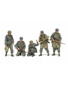 TAMIYA 1/35 SCALE MODEL KIT 35382 - German Infantry Set (Late WWII)